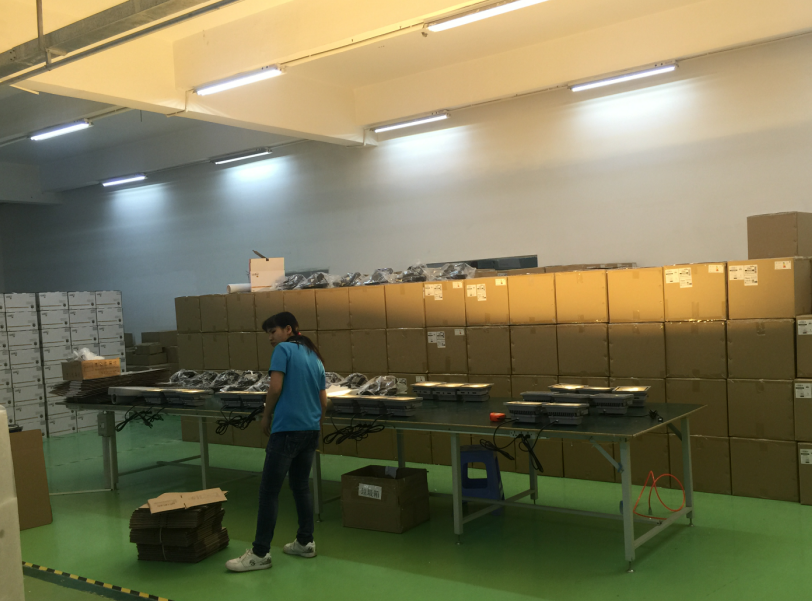 Magazzino UFO da 200 W magazzino