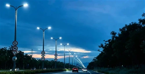 Perché la luminosità dei lampioni a LED su entrambi i lati della strada non è uniforme?